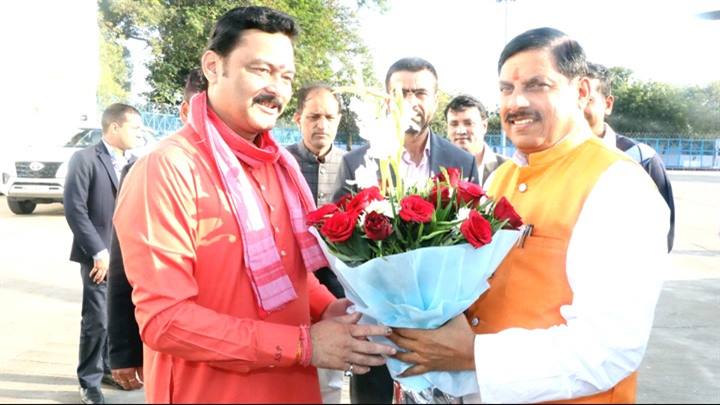 मुख्यमंत्री डॉ. यादव से विधानसभा के नवनिर्वाचित सदस्य श्री पाठक ने की भेंट